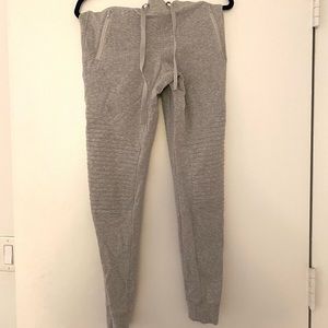 ALO Yoga Urban Unwind Moto Jogger in Dove Grey